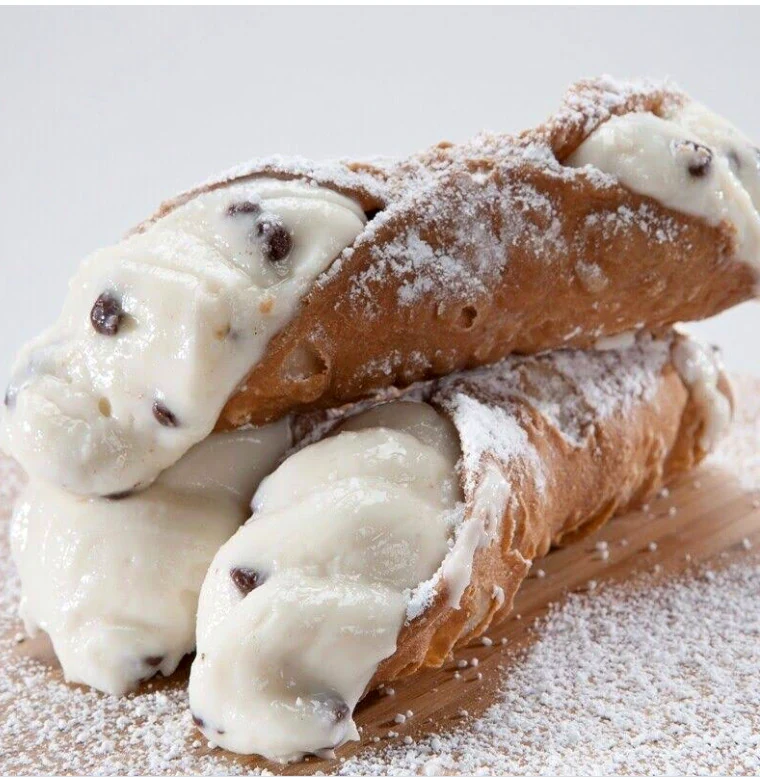 Cannoli finished with powdered sugar